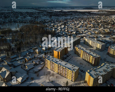Antenne Landschaft Blick auf die kleine Stadt in Litauen, Radviliskis. Sonnigen Wintertag. Stockfoto