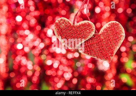 Zwei altmodische Herzen gegen Holiday Lights Hintergrund. Stockfoto