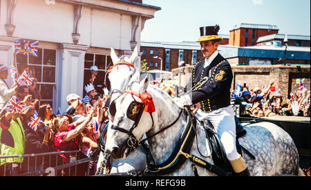 WINDSOR, Großbritannien, 19. Mai 2018: Eine reisen Escort der Household Cavalry Regiment an der Windsor grauen Pferde Durchführung der oben offenen Ascot Landau Beförderung Prinz Harry und Meghan Markle Stockfoto