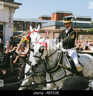 WINDSOR, Großbritannien, 19. Mai 2018: Eine reisen Escort der Household Cavalry Regiment an der Windsor grauen Pferde Durchführung der oben offenen Ascot Landau Beförderung Prinz Harry und Meghan Markle Stockfoto