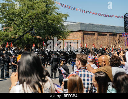 WINDSOR, Großbritannien - 19 Mai, 2018: die Silhouetten der Royal Guards März in Straße rund um Schloss Windsor vor der Prozession Hochzeit von Prinz Harry von Wales und Ms Meghan Markle feiern Stockfoto