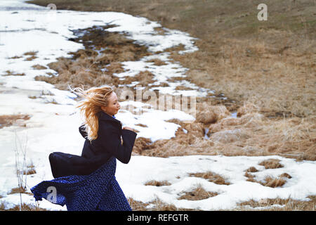 Frau läuft im Winter Feld Stockfoto