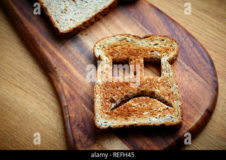 Scheibe der braunen Toast auf Schneidebrett Stockfoto