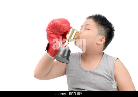 Kid Boxer küssen Trophäe auf weißem Hintergrund, Gesund und Sieger Konzept Stockfoto