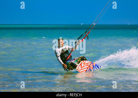 Ägypten, Hurghada, 30. November 2017: Close-up Kitesurfer stehen auf dem Surfbrett. Rotes Meer Hintergrund. Die kiteboarding die beliebte Wasser sport ac Stockfoto