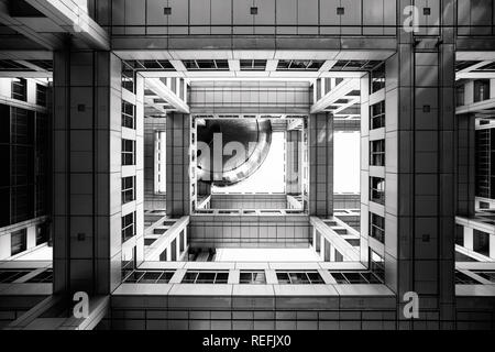 Ansicht von unten am Sitz von Fuji TV auf der Insel Odaiba, Tokio, Japan Stockfoto