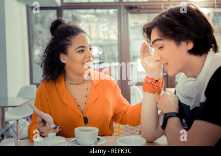 Freunde Planung Reise zusammen beim Sitzen in einem Cafe Stockfoto