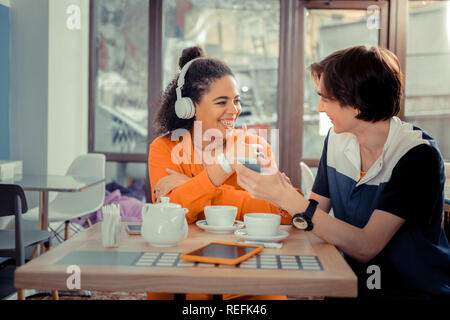 Mädchen und ein Junge, die den selben Musik Geschmack Stockfoto