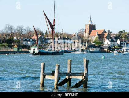 Anzeigen von Maldon Hythe, Kirche und Thames Lastkahn von der Promenade Stockfoto