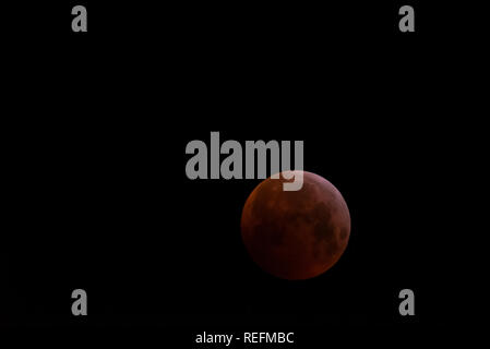 Superblut Wolf Moon am 21. Januar 2019. Mondfinsternis. Über Essex, Großbritannien. Der Schatten, den die Erde erschaffen hat, der den Mond verdunkelt Stockfoto