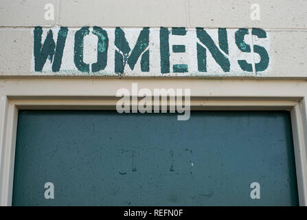 Öffentliche Toiletten in Lake, Texas, Tippfehler der Plural des Wortes Frau Stockfoto