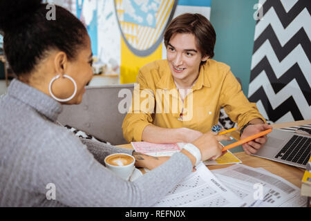 Studenten Kaffee trinken und plaudern, während Sie die hometask Stockfoto