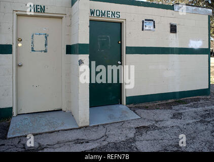 Öffentliche Toiletten in Lake, Texas, Tippfehler der Plural des Wortes Frau Stockfoto