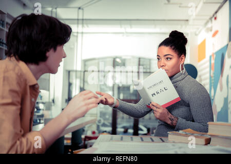 Freunde interessiert der Diskussion über eine neue interessante Sachbuch Stockfoto