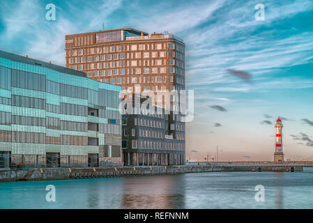 Malmö, Schweden - 05 Januar, 2019: Die Malmö Leuchtturm neben einigen neuen Gebäuden an der Wasserfront. Stockfoto