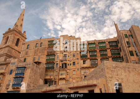 Blick auf Wohnhäuser und die St. Paul's Anglican Pro-Cathedral Turm auf der nord-westlichen Seite von Valletta in Malta. Stockfoto