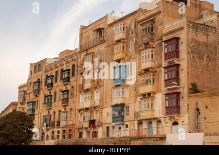 Die Fassaden der traditionellen Wohnhäuser auf Triq Marsamxett Straße in Valletta, Malta. Stockfoto