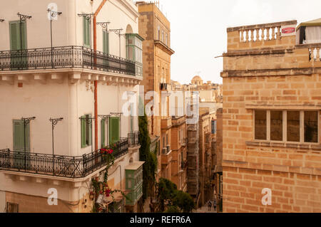 Gebäude und schmalen Durchgang Neben dem Oberen Barrakka Gärten in Valletta, Malta. Stockfoto