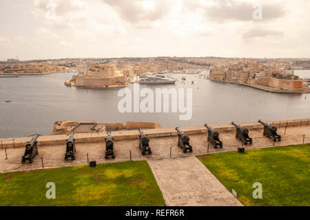 Ansicht der ehrenkompanie Batterie, den Grand Harbour und Fort St. Angelo und Marina aus dem oberen Barrakka Gardens, Valletta, Malta. Stockfoto