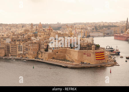 Blick auf Senglea Stadt über den Grand Harbour von der oberen Barrakka Gärten in Valletta, Malta. Stockfoto