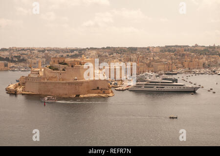 Blick über den Grand Harbour und Fort St. Angelo mit Vittoriosa Yacht Marina vom oberen Barrakka Gärten in Valletta, Malta. Stockfoto