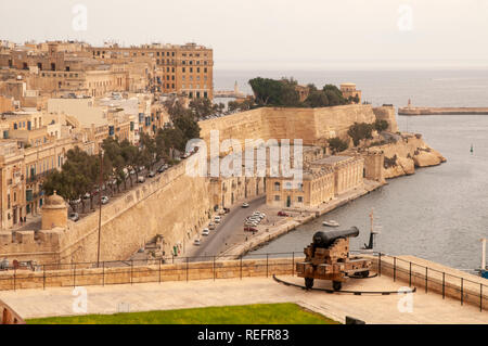 Aussicht auf die Stadtmauern von Valletta, den Grand Harbour und die ehrenkompanie Batterie vom oberen Barrakka Gärten in Malta. Stockfoto