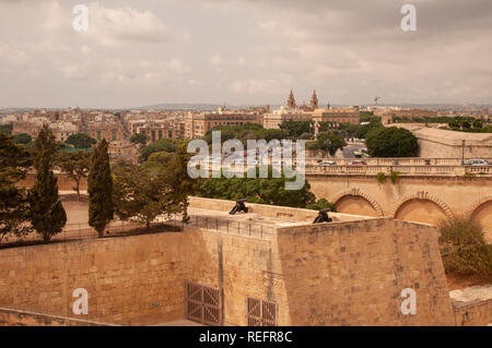 Blick über die Stadtmauern Floriana mit dem Denkmal und Kirche St. Publius von der oberen Barrakka Gärten in Valletta, Malta. Stockfoto