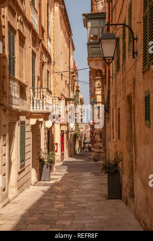 Ein Blick nach unten Strait Street. Es handelt sich um einen typischen engen Seitenstraße der Geschäfte, Bars und Wohnungen im Zentrum von Valletta, die Hauptstadt von Malta. Stockfoto