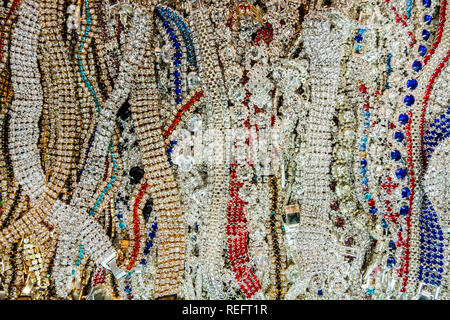 Hintergrund der Flohmarkt mit Schmuck und vintage Armbänder mit falschen Diamanten Steine zum Verkauf stand. Stockfoto