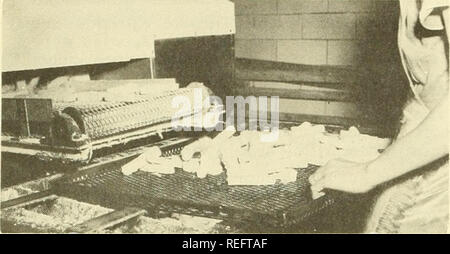 . Die kommerzielle Fischerei. Fischerei Fischhandel. 34 DIE KOMMERZIELLE FISCHEREI REVIEW Vol. 20, Nr. 1 des Verteidigungsministeriums GEFRIERGETROCKNETE RATIONEN FÜR STREITKRÄFTE: Die Lebensmittel, die Laboratorien der Quartiermeister Essen und Container Institut der Bundeswehr, US Department für Verteidigung, arbeiten an der Entwicklung von mehr bequem, schnell und Pre-Pared, qualitativ hochwertige Mahlzeiten die Moral zu stärken und die Bekämpfung der Effizienz der Streitkräfte. Diese Mahlzeiten sind für serv-Eisgruben steigt in einem der vier Bereiche, nämlich. Base, Re-serve, Unterstützung oder Vertrag.. Abb. 1 - FISCH STICKS KOMMEN VON Stockfoto