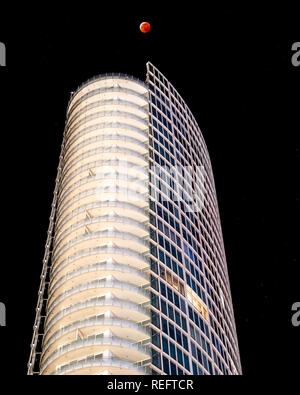 Super Blut Wolf Moon Eclipse über Museum Turm in der Innenstadt von Dallas, Texas Stockfoto