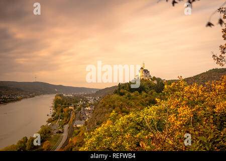 Schönen Sonnenuntergang im Herbst über Marksburg am Rhein, Deutschland Stockfoto