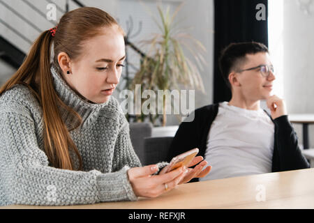 Frau betrügen Nachrichten von ihrem Mann auf seinem Telefon Stockfoto