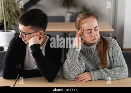 Wütend unglücklich junges Paar ignorieren nicht in jedem anderen auf der Suche nach der Familie Kampf oder Streit, traurig nachdenklich Ehegatten zu vermeiden, sprechen, Schweigend sitzen auf der Couch, in Beziehung Mühen Stockfoto