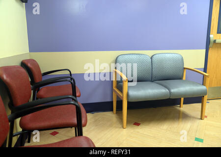 Stühle in farbenfrohen Wartezimmer für medizinische Büro Stockfoto