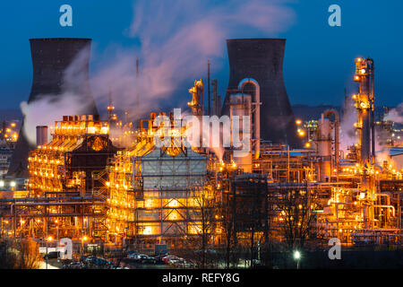 Nachtansicht auf Petroineos Grangemouth petrochemische Anlage und Raffinerie in Schottland, Großbritannien Stockfoto