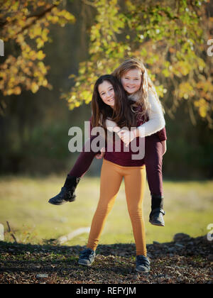 Zwei glückliche Mädchen. Wenig Freundinnen im Park. Kinder Freundschaft Stockfoto