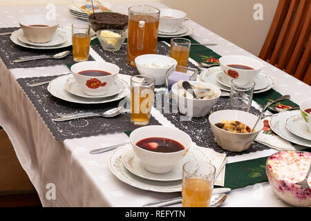 Weihnachtsessen mit traditionellen Gerichten auf dem Tisch. Stockfoto