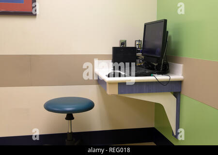 Pc-Arbeitsplatz des Arztes in der medizinischen Untersuchung für die Patientin Zimmer Stockfoto