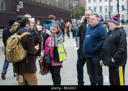 London, Großbritannien. 21. Januar, 2019. Anhänger der Gelben Westen UK konfrontieren einen Rest außerhalb der Häuser des Parlaments, Kredit: Mark Kerrison/Alamy leben Nachrichten Stockfoto