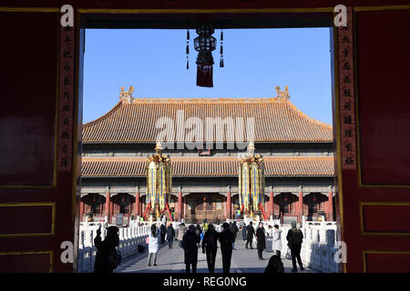 Peking, China. Jan, 2019 21. Langlebigkeit Laternen werden installiert, bevor der Qianqing Gong, oder der Palast der Himmlischen Reinheit, im Palace Museum, auch als die Verbotene Stadt in Peking, die Hauptstadt Chinas, Jan. 21, 2019 bekannt. Die traditionelle Laternen durch die Palace Museum in Übereinstimmung mit historischen Archive aus der Qing-Dynastie (1644-1911) sind der Öffentlichkeit Montag geöffnet, als Teil der Ausstellung "Feiert das Frühlingsfest in der Verbotenen Stadt". Credit: Jin Liangkuai/Xinhua/Alamy leben Nachrichten Stockfoto