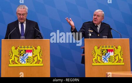 München, Bayern, Deutschland. Jan, 2019 21. ALOIS MANNICHL, Direktor der bayerischen Grenzpolizei und Joachim Herrmann, Bayerischer Innenminister bei der Präsentation der Halbjahrsbilanz der Grenzpolizei (halbes Jahr Statistiken der Grenzpolizei). Der bayerische Innenminister Joachim Herrmann und der Direktor der bayerischen Grenzpolizei Alois Mannichl stellte das halbe Jahr Statistiken des umstrittenen Grenzpolizei (Grenzpolizei), an den Grenzübergängen zwischen Deutschland und Österreich betreibt. Herrmann kündigte Pläne der Grenze schutz Polizei bis 2023 zu verdoppeln und auch Credi Stockfoto