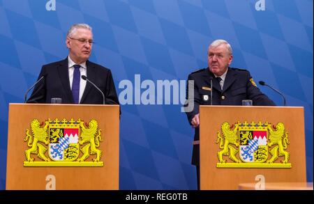 München, Bayern, Deutschland. Jan, 2019 21. ALOIS MANNICHL, Direktor der bayerischen Grenzpolizei und Joachim Herrmann, Bayerischer Innenminister bei der Präsentation der Halbjahrsbilanz der Grenzpolizei (halbes Jahr Statistiken der Grenzpolizei). Der bayerische Innenminister Joachim Herrmann und der Direktor der bayerischen Grenzpolizei Alois Mannichl stellte das halbe Jahr Statistiken des umstrittenen Grenzpolizei (Grenzpolizei), an den Grenzübergängen zwischen Deutschland und Österreich betreibt. Herrmann kündigte Pläne der Grenze schutz Polizei bis 2023 zu verdoppeln und auch Credi Stockfoto