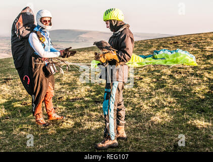 Bo-Peep, Alciston, Lewes, Sussex, Großbritannien. Januar 2019. Der prächtige Falcon 'Safire' mit dem Besitzer Tiger Cox und dem Piloten Boris Tyszko, dem auch Safire in der Luft beitrat. Stockfoto