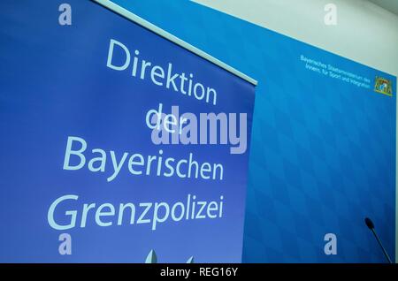 München, Bayern, Deutschland. Jan, 2019 21. Der bayerische Innenminister Joachim Herrmann und der Direktor der bayerischen Grenzpolizei Alois Mannichl stellte das halbe Jahr Statistiken des umstrittenen Grenzpolizei (Grenzpolizei), an den Grenzübergängen zwischen Deutschland und Österreich betreibt. Herrmann angekündigt. ment einschließlich Endoskope zur Erkennung von Geschmuggelten Gegenstände Pläne der Grenze schutz Polizei bis 2023. Die grenzschutzpolizei wurde ursprünglich durch die bayerische CSU in Reaktion auf die Krise, trotz Credit: ZUMA Press, Inc./Alamy leben Nachrichten Stockfoto