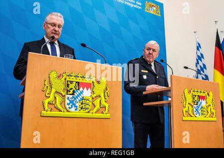 München, Bayern, Deutschland. Jan, 2019 21. ALOIS MANNICHL, Direktor der bayerischen Grenzpolizei und Joachim Herrmann, Bayerischer Innenminister bei der Präsentation der Halbjahrsbilanz der Grenzpolizei (halbes Jahr Statistiken der Grenzpolizei). Der bayerische Innenminister Joachim Herrmann und der Direktor der bayerischen Grenzpolizei Alois Mannichl stellte das halbe Jahr Statistiken des umstrittenen Grenzpolizei (Grenzpolizei), an den Grenzübergängen zwischen Deutschland und Österreich betreibt. Herrmann kündigte Pläne der Grenze schutz Polizei bis 2023 zu verdoppeln und auch Credi Stockfoto