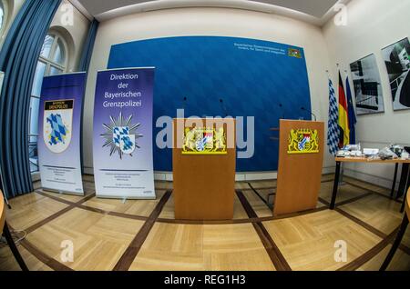 München, Bayern, Deutschland. Jan, 2019 21. Der bayerische Innenminister Joachim Herrmann und der Direktor der bayerischen Grenzpolizei Alois Mannichl stellte das halbe Jahr Statistiken des umstrittenen Grenzpolizei (Grenzpolizei), an den Grenzübergängen zwischen Deutschland und Österreich betreibt. Herrmann angekündigt. ment einschließlich Endoskope zur Erkennung von Geschmuggelten Gegenstände Pläne der Grenze schutz Polizei bis 2023. Die grenzschutzpolizei wurde ursprünglich durch die bayerische CSU in Reaktion auf die Krise, trotz Credit: ZUMA Press, Inc./Alamy leben Nachrichten Stockfoto
