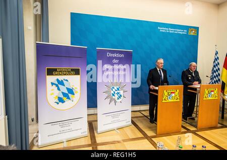 München, Bayern, Deutschland. Jan, 2019 21. Der bayerische Innenminister Joachim Herrmann und der Direktor der bayerischen Grenzpolizei Alois Mannichl stellte das halbe Jahr Statistiken des umstrittenen Grenzpolizei (Grenzpolizei), an den Grenzübergängen zwischen Deutschland und Österreich betreibt. Herrmann angekündigt. ment einschließlich Endoskope zur Erkennung von Geschmuggelten Gegenstände Pläne der Grenze schutz Polizei bis 2023. Die grenzschutzpolizei wurde ursprünglich durch die bayerische CSU in Reaktion auf die Krise, trotz Credit: ZUMA Press, Inc./Alamy leben Nachrichten Stockfoto