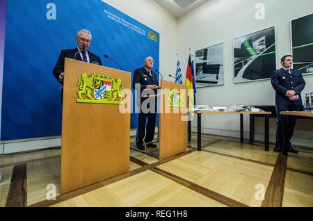 München, Bayern, Deutschland. Jan, 2019 21. ALOIS MANNICHL, Direktor der bayerischen Grenzpolizei und Joachim Herrmann, Bayerischer Innenminister bei der Präsentation der Halbjahrsbilanz der Grenzpolizei (halbes Jahr Statistiken der Grenzpolizei). Der bayerische Innenminister Joachim Herrmann und der Direktor der bayerischen Grenzpolizei Alois Mannichl stellte das halbe Jahr Statistiken des umstrittenen Grenzpolizei (Grenzpolizei), an den Grenzübergängen zwischen Deutschland und Österreich betreibt. Herrmann kündigte Pläne der Grenze schutz Polizei bis 2023 zu verdoppeln und auch Credi Stockfoto