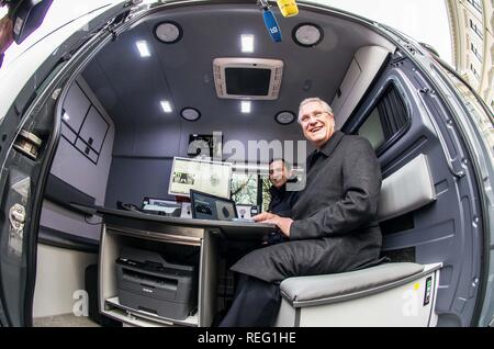 München, Bayern, Deutschland. Jan, 2019 21. Der bayerische Innenminister Joachim Herrmann mit den Fahrzeugen der bayerischen Grenzpolizei in einer Anzeige von ihrer Ausrüstung und ihren Fähigkeiten. Der bayerische Innenminister Joachim Herrmann und der Direktor der bayerischen Grenzpolizei Alois Mannichl stellte das halbe Jahr Statistiken des umstrittenen Grenzpolizei (Grenzpolizei), an den Grenzübergängen zwischen Deutschland und Österreich betreibt. Herrmann kündigte Pläne der Grenze schutz Polizei bis 2023. Credit: ZUMA Press, Inc./Alamy leben Nachrichten Stockfoto